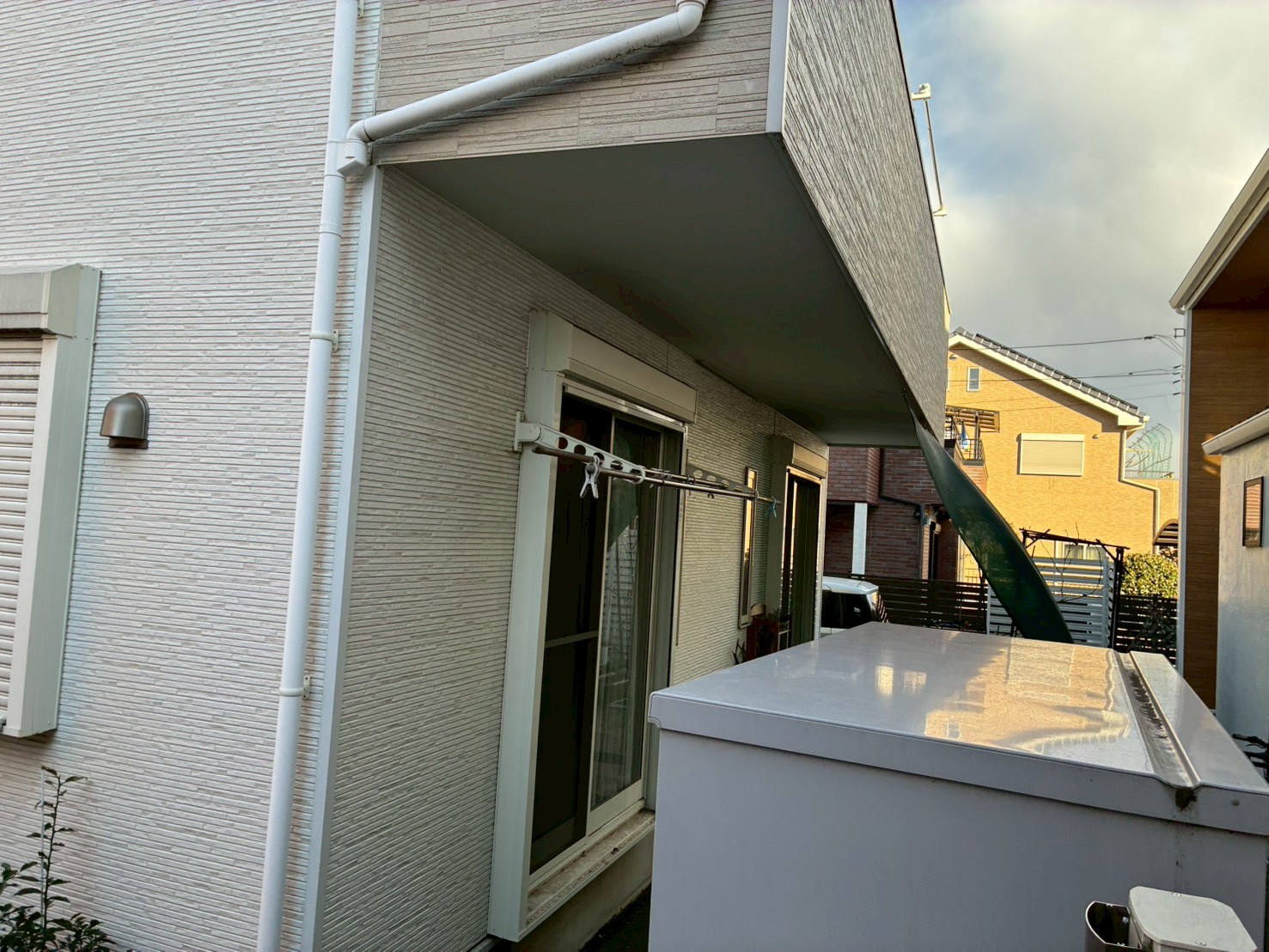 庭から見た白い外壁の建物